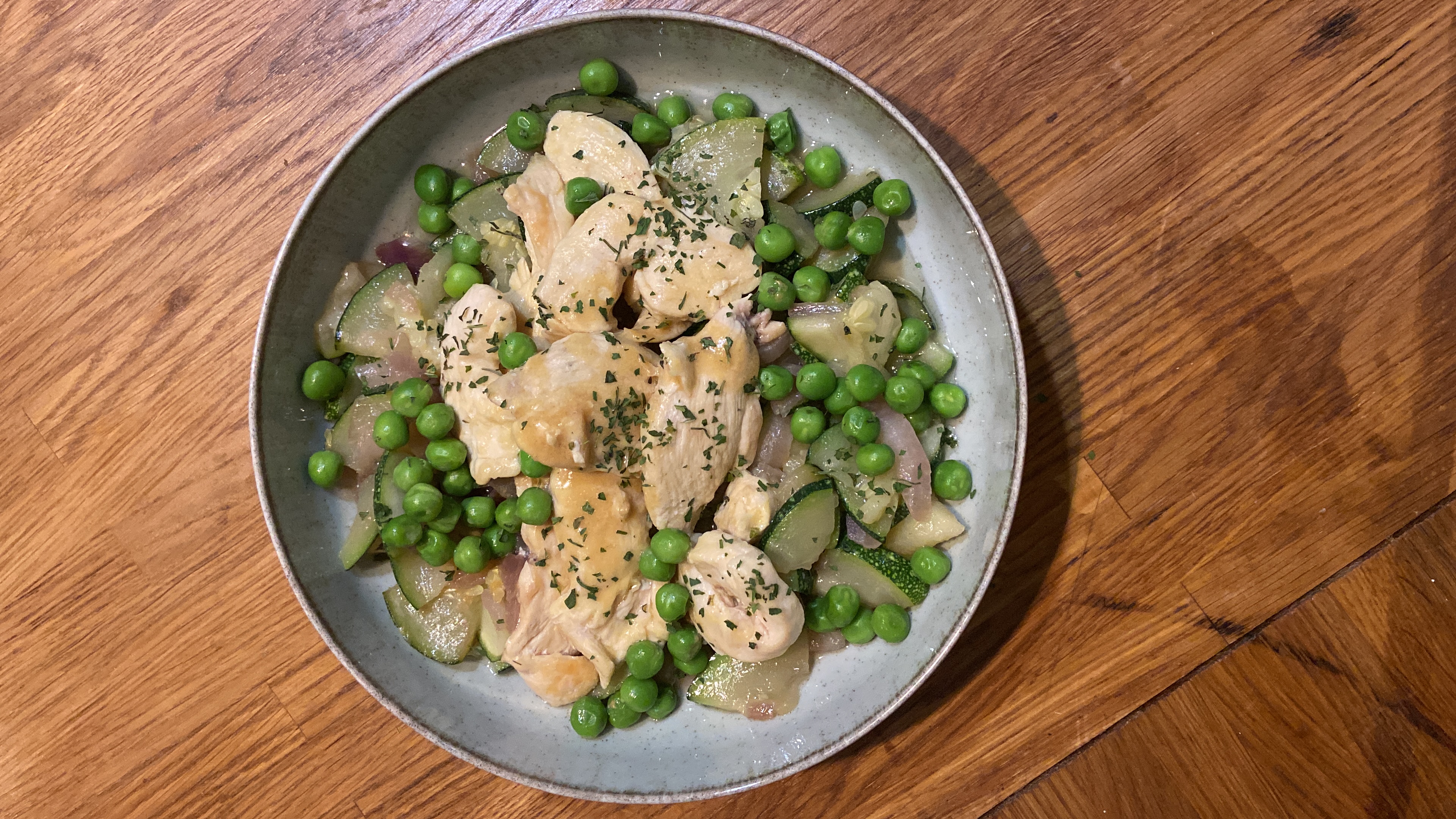 Emincé de poulet aux courgettes et petit pois